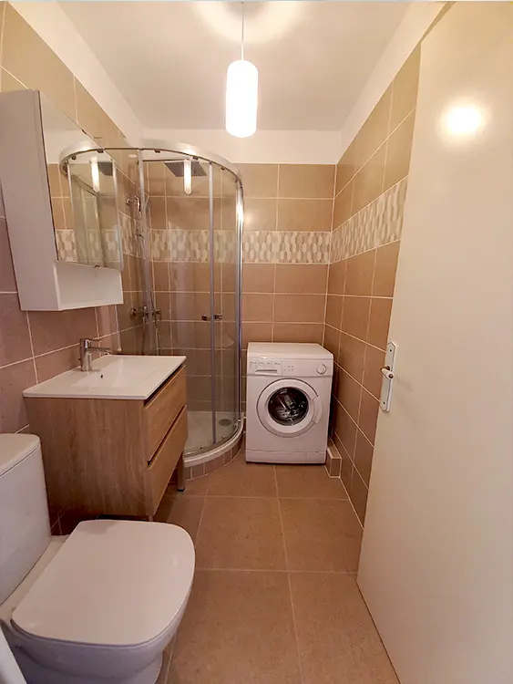 Douche d'angle, rangements, lave-linge et sanitaires : cette configuration démontre qu'une petite salle de bain peut rester pratique, fonctionnelle et agréable à vivre au quotidien. Une solution particulièrement appréciée dans les appartements de Sanary-sur-Mer, Bandol et l'agglomération toulonnaise. Petite salle de bain optimisée avec douche d'angle, meuble vasque, WC et lave-linge intégrés réalisée par Grech Salle de Bain
