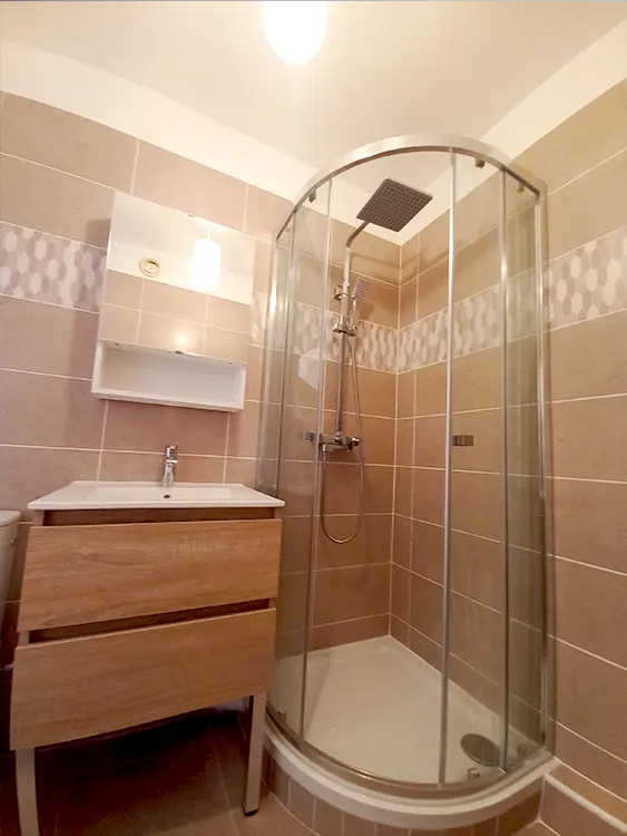 La cabine de douche d'angle constitue une solution efficace lorsque la surface disponible est limitée. Associée à un meuble compact et à des rangements adaptés, elle permet de créer une salle de bain pratique, moderne et facile à entretenir. Une configuration particulièrement adaptée aux appartements et aux petites salles de bain du littoral varois. Petite salle de bain rénovée avec cabine de douche d'angle, meuble vasque et rangements optimisés réalisée par Grech Salle de Bain