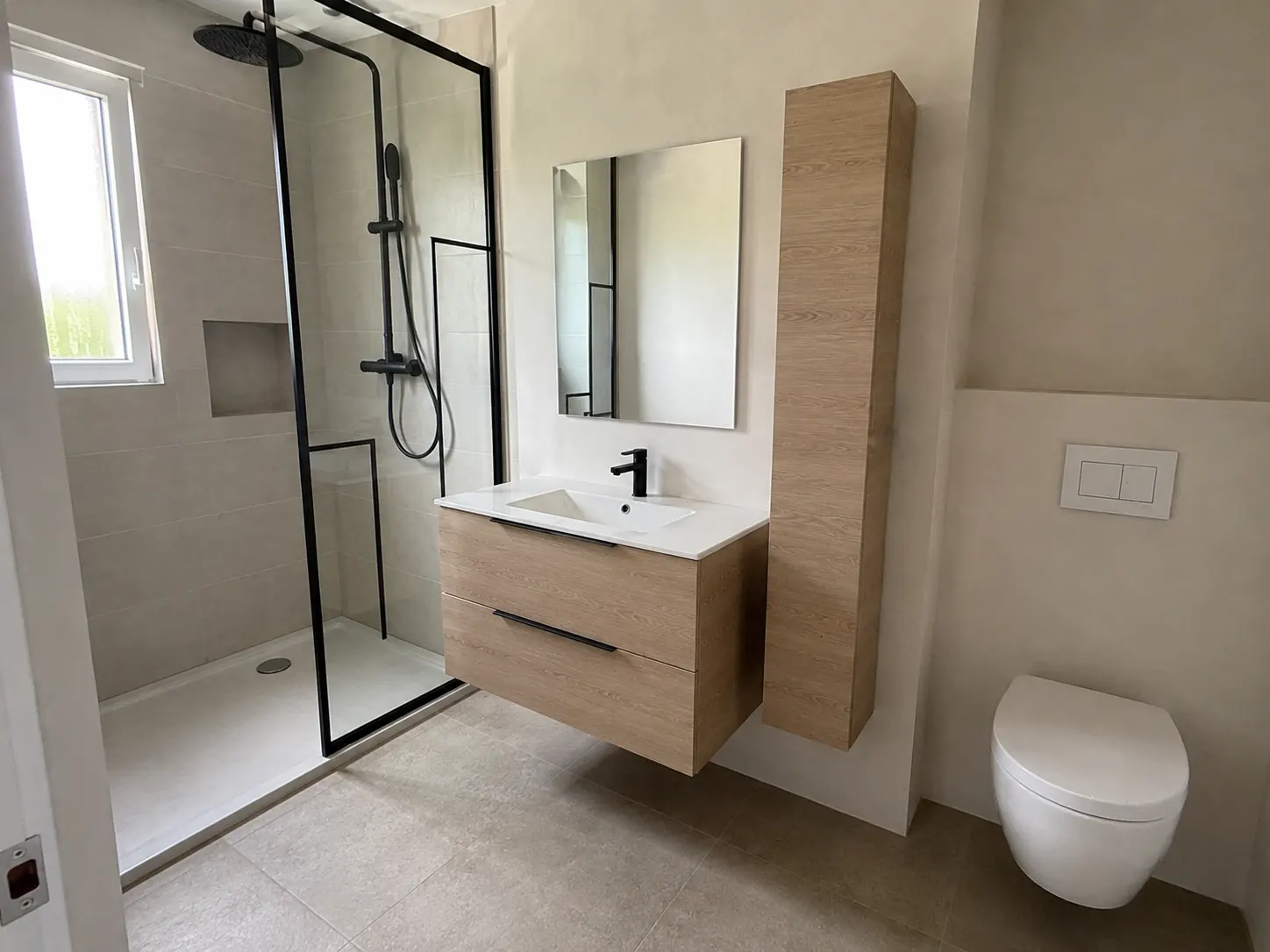 petite-salle-de-bain-renovee-douche-meuble-bois-var-grech Petite salle de bain rénovée avec douche à l’italienne, meuble bois suspendu et WC suspendu réalisée dans le Var par Grech Salle de Bain