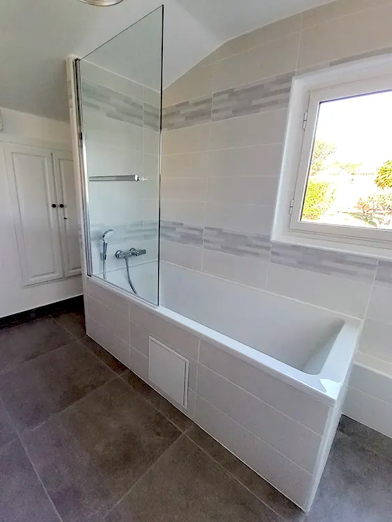 La baignoire reste une solution recherchée dans de nombreux projets de rénovation. Associée à une paroi vitrée, elle permet d'utiliser l'espace comme une douche tout en conservant le plaisir du bain. Une réalisation adaptée aux maisons et appartements de Sanary-sur-Mer, Bandol et de l'agglomération toulonnaise. Conserver une baignoire sans renoncer au confort de la douche