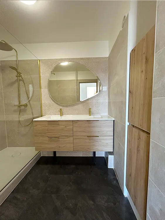 Double vasque, rangements intégrés et douche généreuse : une rénovation conçue pour faciliter la vie de toute la famille. Projet réalisé par Grech Salle de Bain sur le secteur de Sanary-sur-Mer et de l'agglomération toulonnaise. Rénovation de salle de bain familiale avec double vasque, douche spacieuse et mobilier bois