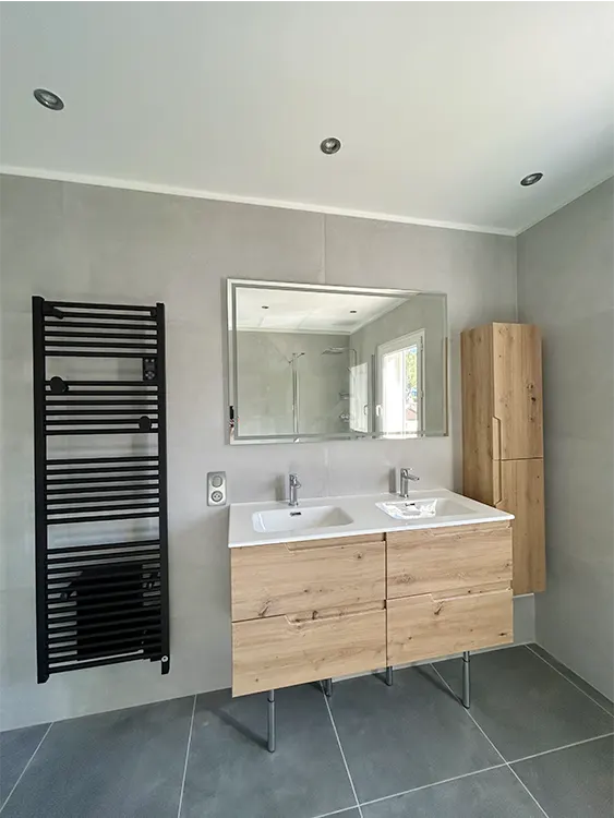 Salle de bain familiale avec double vasque Plus de confort pour les usages quotidiens. Projet réalisé dans l'ouest toulonnais. renovation-salle-de-bain-double-vasque.webp
