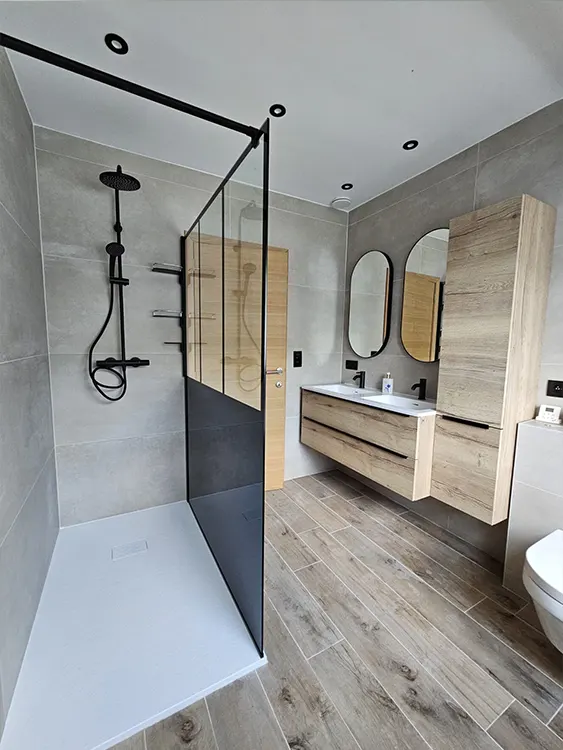 Douche contemporaine et mobilier bois sur mesure Une rénovation pensée pour le confort quotidien. Intervention sur Sanary-sur-Mer, Bandol, Six-Fours-les-Plages et Toulon. Rénovation de salle de bain avec douche contemporaine et meuble bois