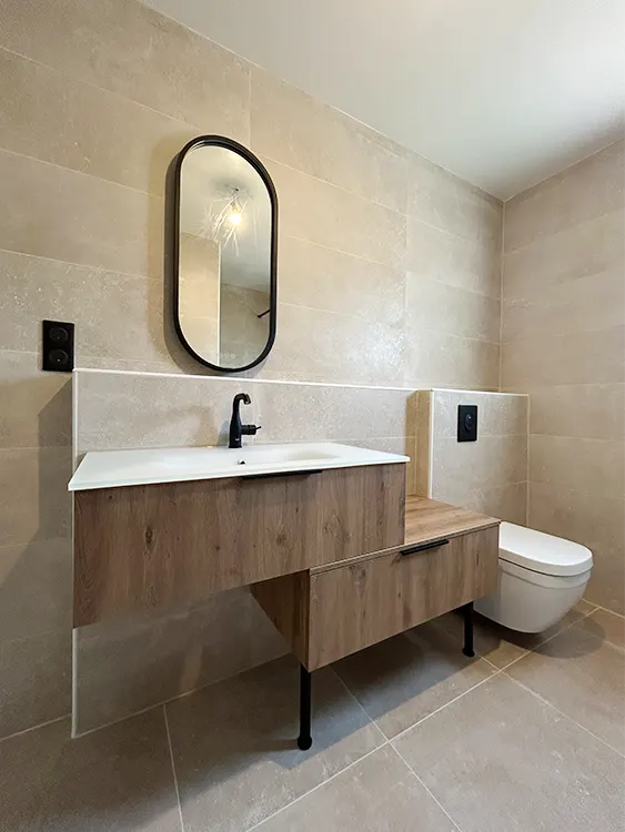 Mobilier suspendu, robinetterie noire, rangements intégrés et finitions soignées : chaque projet est conçu selon les contraintes de votre logement et vos habitudes de vie. Rénovation de salle de bain à Sanary-sur-Mer, Bandol, Six-Fours-les-Plages, Ollioules et Toulon. Rénovation de salle de bain avec meuble bois suspendu, miroir ovale et WC suspendu