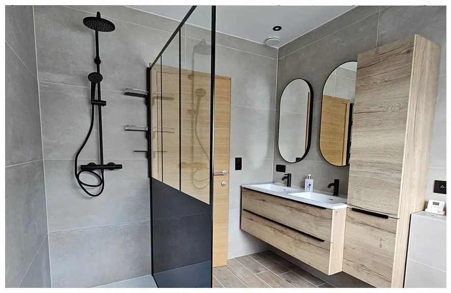 renovation-salle-de-bain-moderne Salle de bain rénovée avec douche contemporaine, mobilier suspendu et aménagement pensé pour le confort quotidien