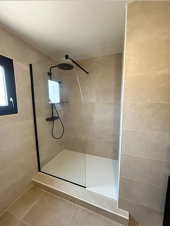 Receveur extra-plat, accès facilité et équipements contemporains : une solution idéale pour gagner en confort au quotidien. Interventions à Sanary-sur-Mer, Bandol, Six-Fours-les-Plages, Ollioules et Toulon. Rénovation de salle de bain avec douche contemporaine, receveur extra-plat et robinetterie noire