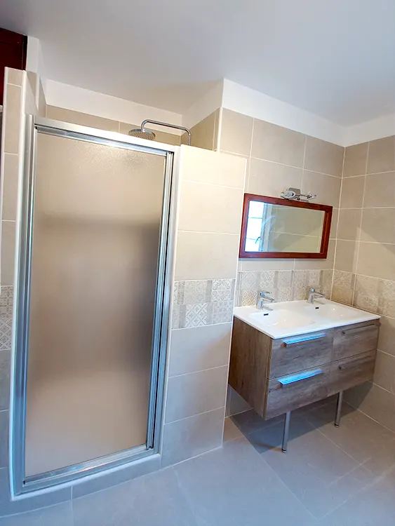 Cabine de douche fermée, double vasque et rangements intégrés : cette configuration répond parfaitement aux besoins d'un couple ou d'une famille souhaitant privilégier le confort et la simplicité d'entretien. Projet réalisable à Sanary-sur-Mer, Bandol, Six-Fours-les-Plages et dans l'agglomération toulonnaise. Salle de bain rénovée avec cabine de douche fermée, double vasque et rangements intégrés réalisée par Grech Salle de Bain