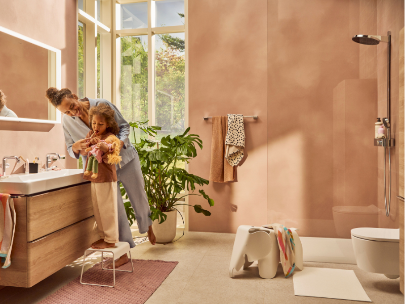 salle de bain en bois Hansgrohe Rénovation d'une salle de bain familiale avec double vasque, baignoire encastrée, douche et WC suspendu réalisée dans le secteur de Sanary-sur-Mer