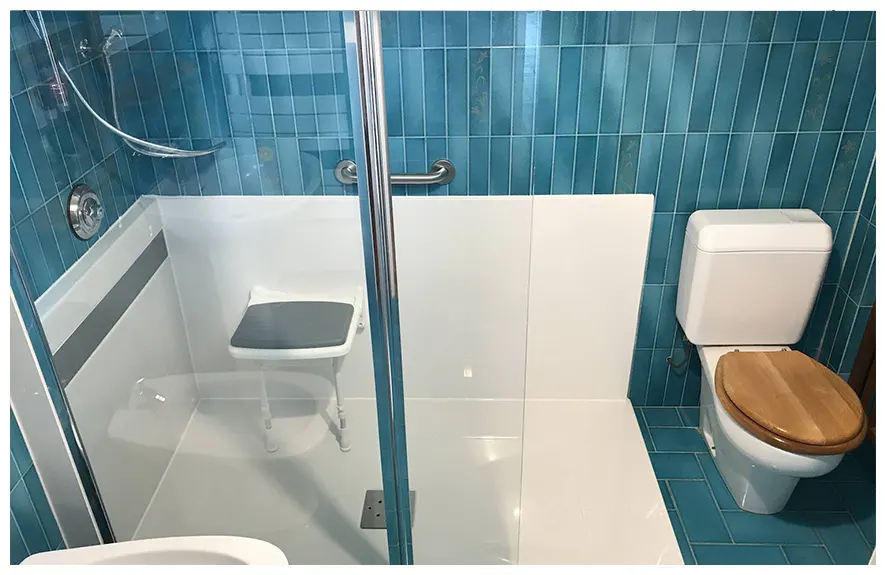 securisation-salle-de-bain-acces-facile Aménagement d’une salle de bain avec équipements facilitant l’accès à la douche et améliorant la sécurité au quotidien